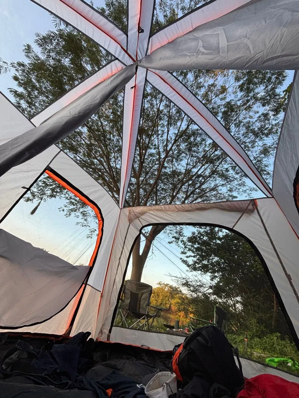 Vista desde adentro de la carpa